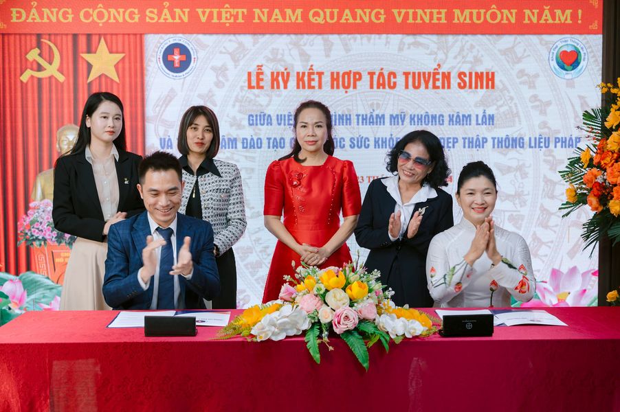 LỄ KÝ KẾT HỢP TÁC TUYỂN SINH, ĐÀO TẠO GIỮA VIỆN TẠO HÌNH THẨM MỸ KHÔNG XÂM LẤN - TRƯỜNG CAO ĐẲNG Y DƯỢC CỘNG ĐỒNG VỚI TRUNG TÂM ĐÀO TẠO CHĂM SÓC SỨC KHỎE & SẮC ĐẸP THẬP THÔNG LIỆU PHÁP